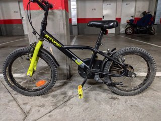 Bicicleta infantil Btwin negra y amarilla