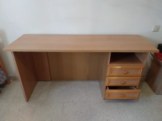 Escritorio de madera color miel con cajones