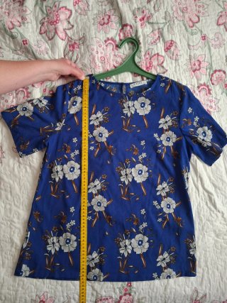 Blusa Pieces floral azul manga corta