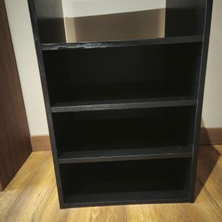 Estantería negra de madera