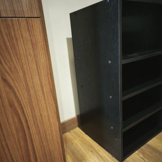 Estantería negra de madera
