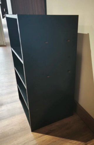 Estantería negra de madera