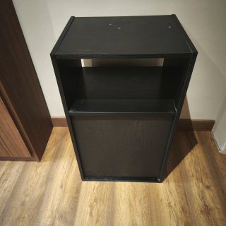 Estantería negra de madera