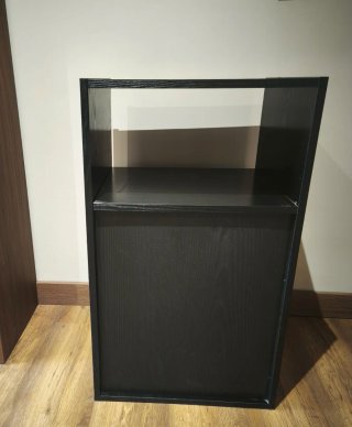 Estantería negra de madera