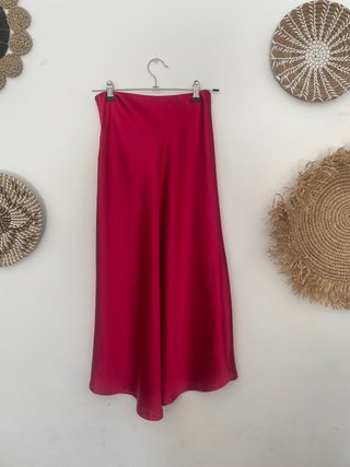 Falda midi satinada rosa
