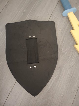 Lote escudo y espadas de juguete