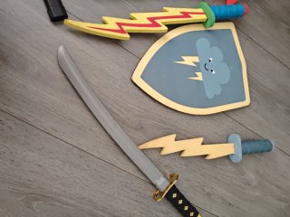 Lote escudo y espadas de juguete