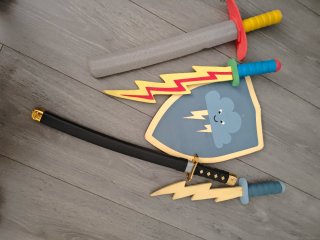 Lote escudo y espadas de juguete