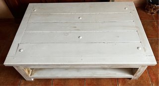 Mesa baja de madera blanca y marrón