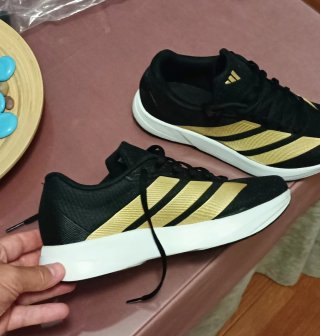 Tenis Adidas Negros y Dorados no se hacen envios