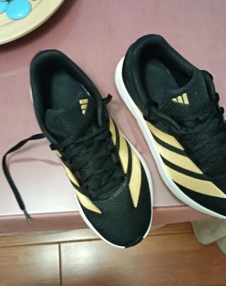 Tenis Adidas Negros y Dorados no se hacen envios
