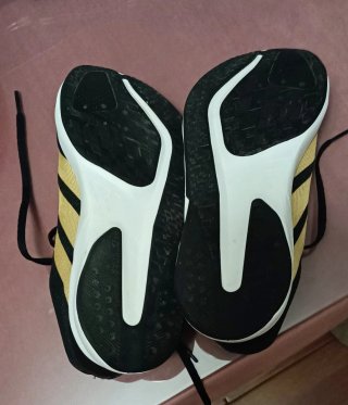 Tenis Adidas Negros y Dorados no se hacen envios