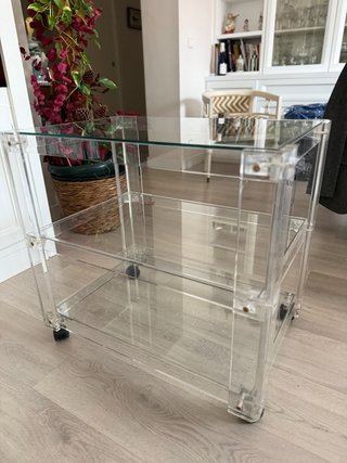 Mesa auxiliar metacrilato y vidrio con ruedas