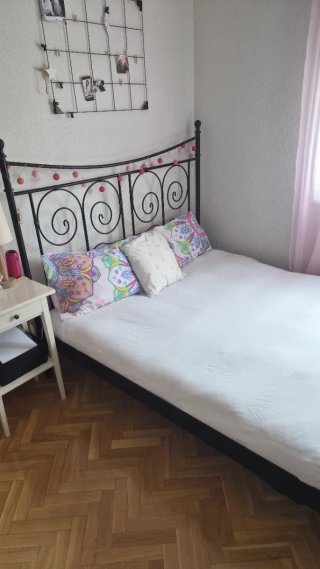 Cama de forja negra Ikea