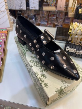 Zapatos negros con tachuelas
