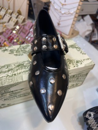 Zapatos negros con tachuelas