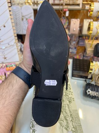 Zapatos negros con tachuelas
