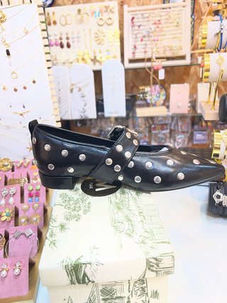 Zapatos negros con tachuelas