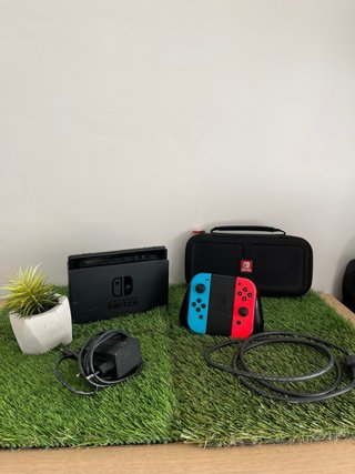 Nintendo Switch V2 con batteria migliorata e accessori