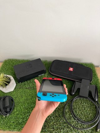 Nintendo Switch V2 con batteria migliorata e accessori