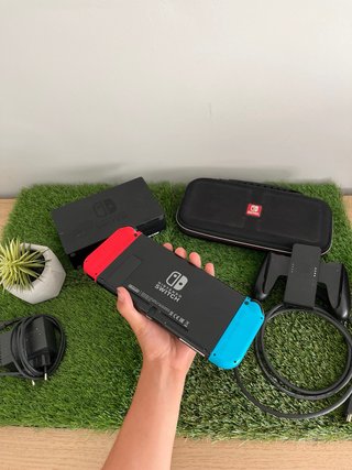 Nintendo Switch V2 con batteria migliorata e accessori