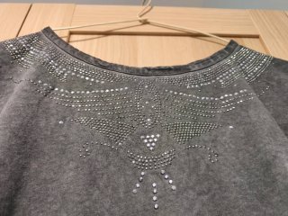 Camiseta gris con tachuelas plateadas
