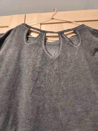Camiseta gris con tachuelas plateadas