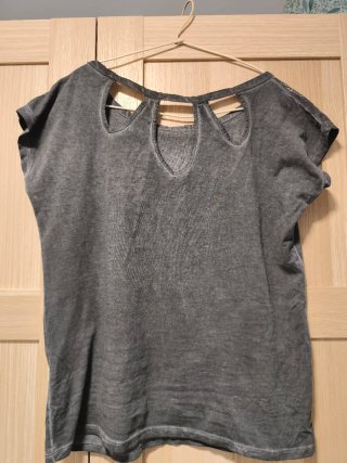 Camiseta gris con tachuelas plateadas