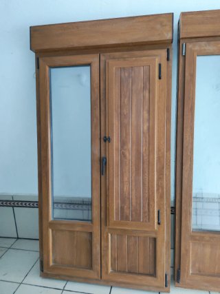 2 Balconeras Madera Embero con persiana eléctrica.