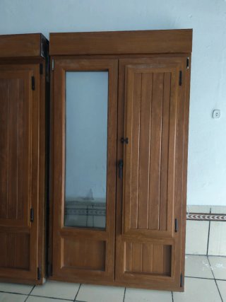 2 Balconeras Madera Embero con persiana eléctrica.