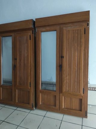 2 Balconeras Madera Embero con persiana eléctrica.
