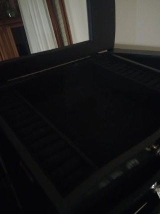 Mueble joyero negro con detalles dorados