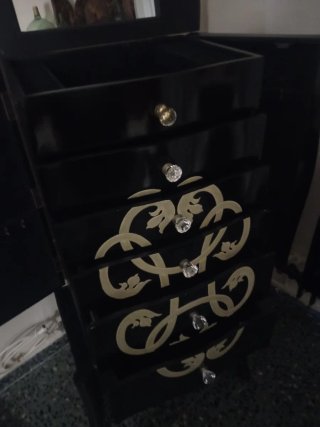 Mueble joyero negro con detalles dorados