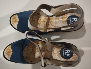 Sandalias Fly London Azul y Plata