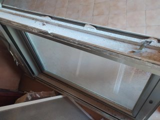 Ventana aluminio con vidrio texturizado