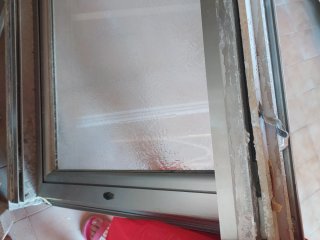 Ventana aluminio con vidrio texturizado