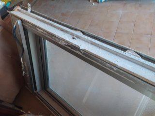 Ventana aluminio con vidrio texturizado