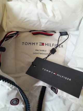Cazadora Tommy Hilfiger blanca con estampado