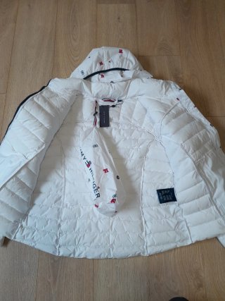 Cazadora Tommy Hilfiger blanca con estampado