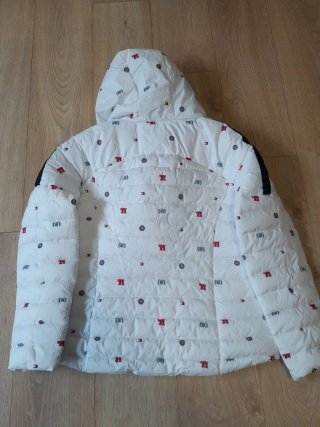 Cazadora Tommy Hilfiger blanca con estampado