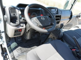 NISSAN NT400 CAJA LARGA Y GRÚA