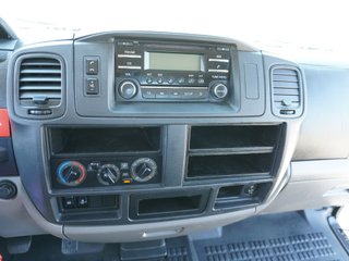NISSAN NT400 CAJA LARGA Y GRÚA