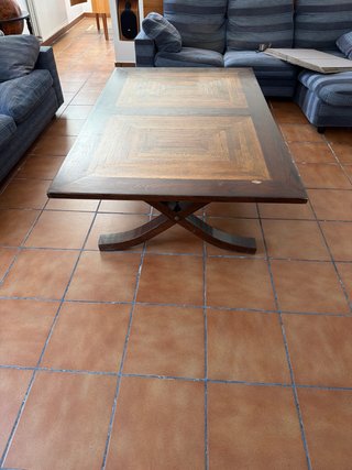 Mesa de centro de madera con diseño geométrico