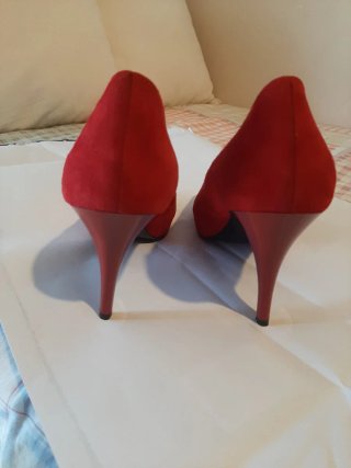 Zapatos de tacón rojos de ante