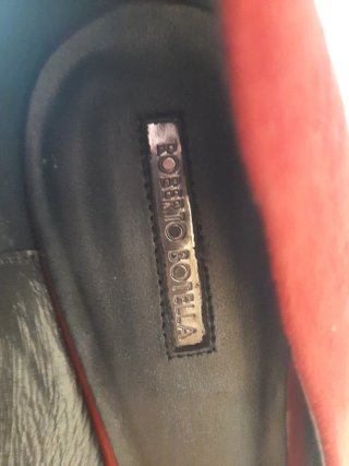 Zapatos de tacón rojos de ante