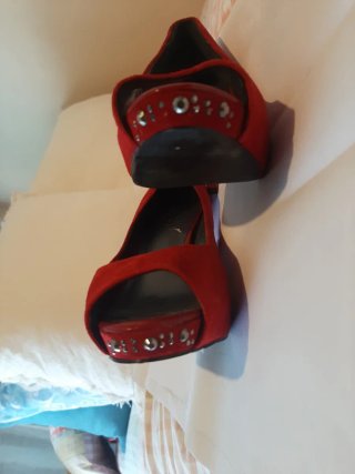 Zapatos de tacón rojos de ante
