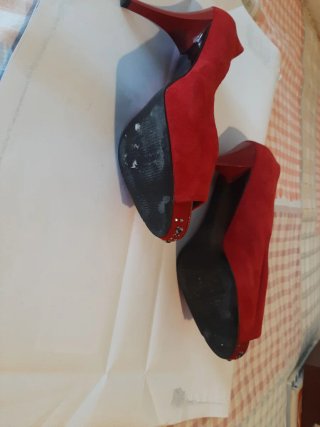Zapatos de tacón rojos de ante