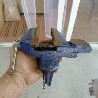Tornillo de banco azul.