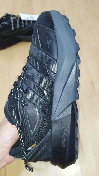 Zapatillas Adidas Negras y Grises