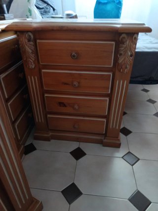 Mesitas de noche de madera clara